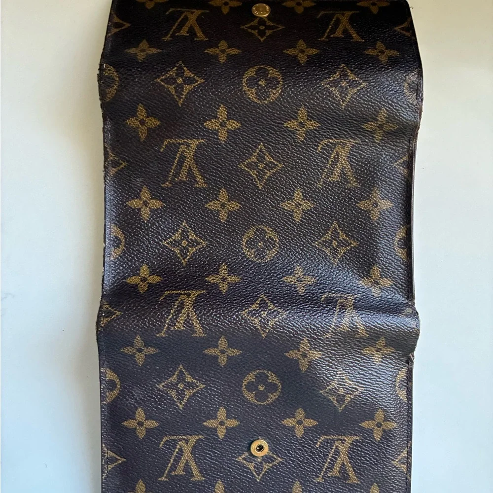 Louis Vuitton- Authentic 🍀 Large Brown Monogram Clutch - Picture 10 of 14